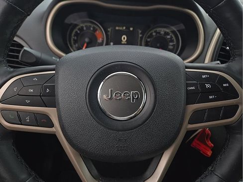 Used 2018 Jeep Cherokee Latitude w/ Altitude Package FWD image 19