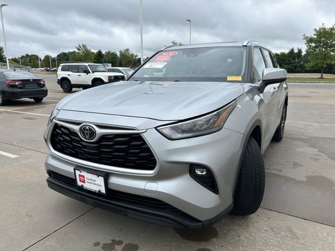 Used 2020 Toyota Highlander XLE AWD/4WD image 3