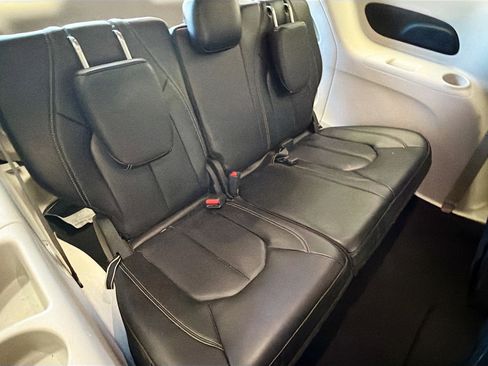 Used 2023 Chrysler Pacifica Touring-L image 14