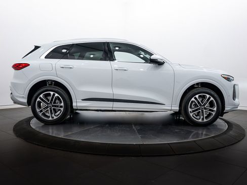 Certified 2025 Audi Q5 Premium Plus w/ Premium Plus image 3