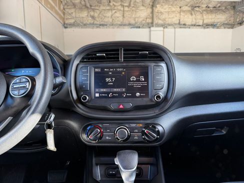 Used 2025 Kia Soul LX w/ LX Technology Package image 18