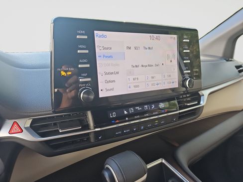 Used 2021 Toyota Sienna XLE FWD image 27