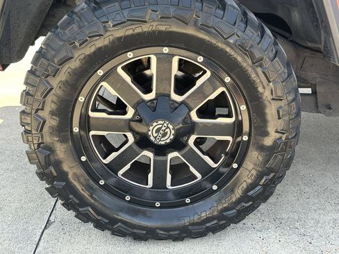 Used 2003 HUMMER H2 w/ Preferred Equipment Group AWD/4WD image 25