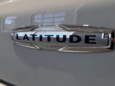 Used 2025 Jeep Compass Latitude AWD/4WD image 8