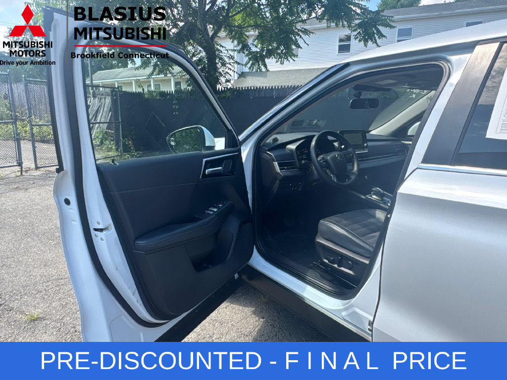 Used 2024 Mitsubishi Outlander 4WD Plug-In Hybrid image 10