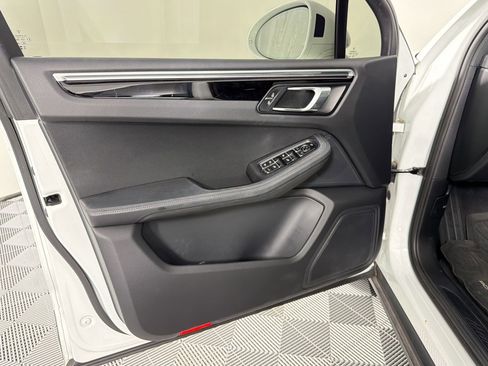 Certified 2023 Porsche Macan AWD/4WD image 14