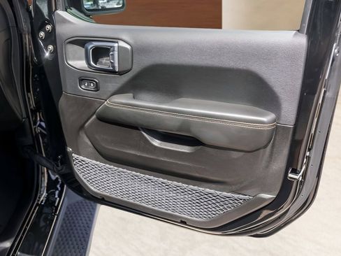 Used 2025 Jeep Wrangler Unlimited Sahara image 27