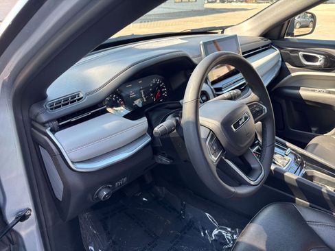 Used 2025 Jeep Compass Limited AWD/4WD image 36