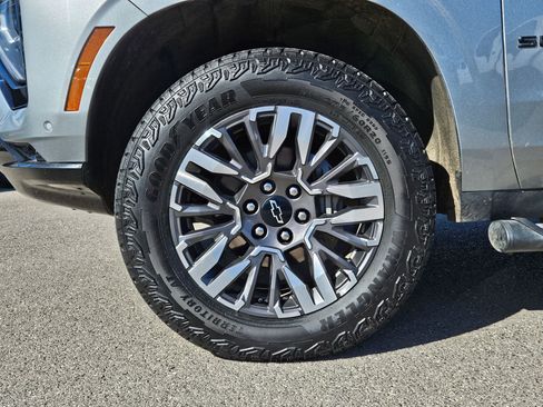 Used 2025 Chevrolet Suburban Z71 AWD/4WD image 11