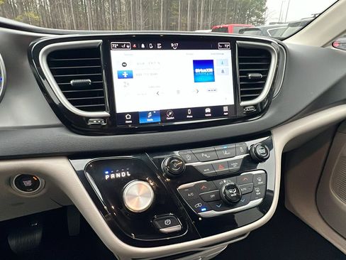 Used 2024 Chrysler Pacifica Touring-L image 31