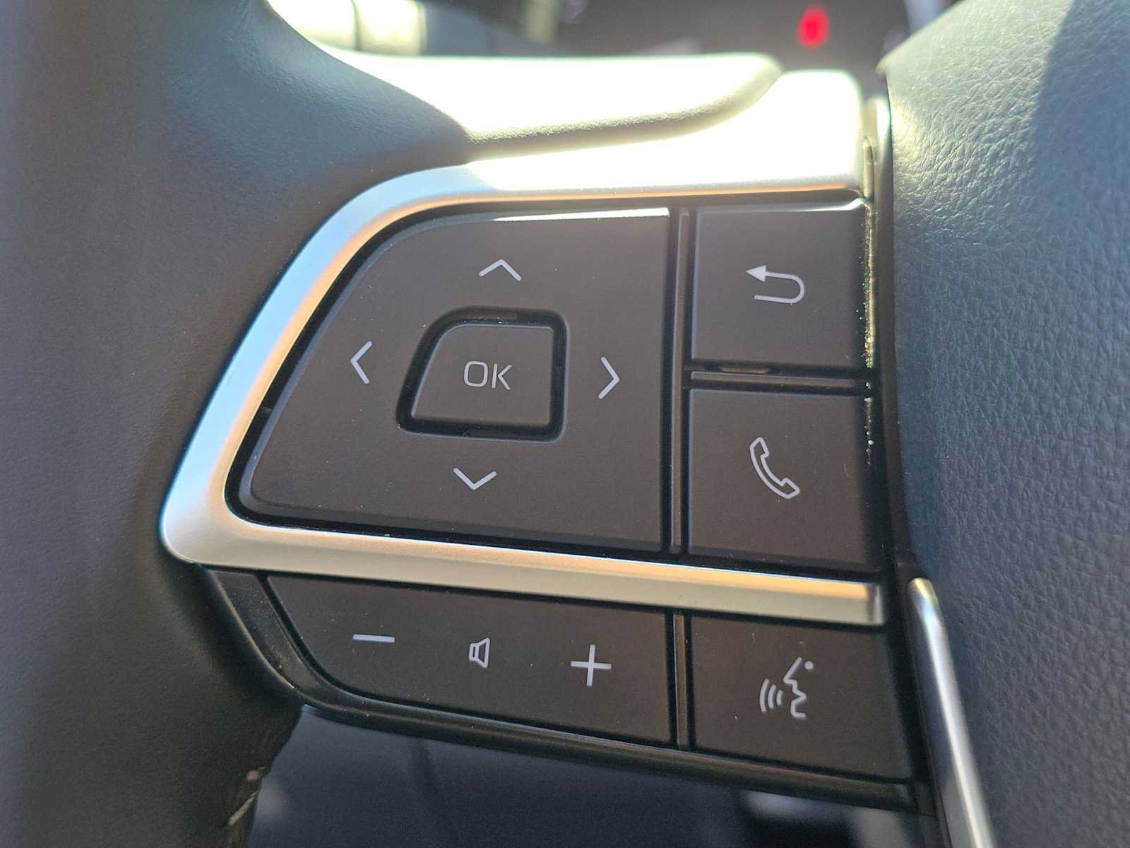 Used 2024 Toyota Highlander XLE FWD image 31