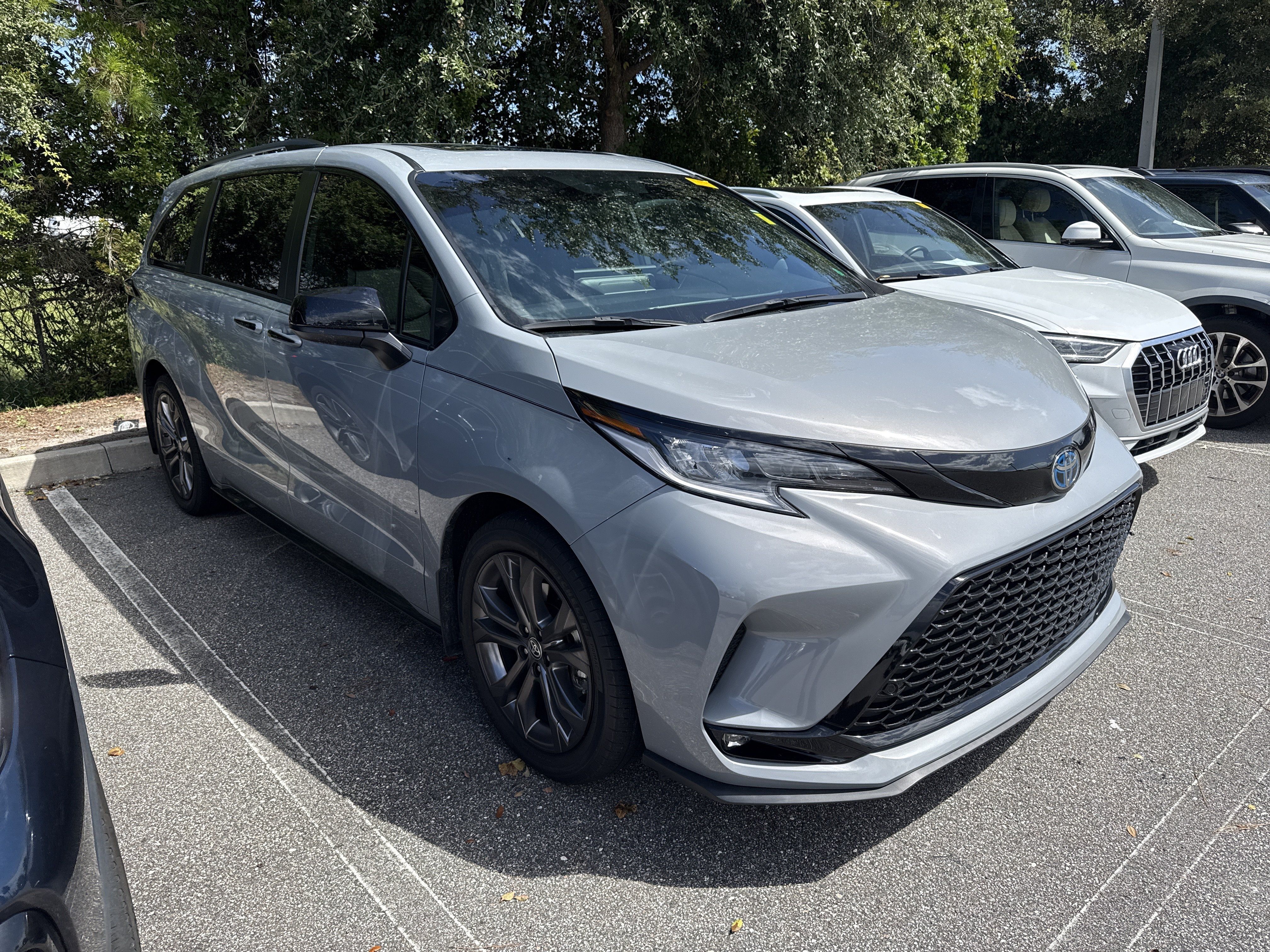 Used 2025 Toyota Sienna XSE w/ XSE Plus Package FWD image 2