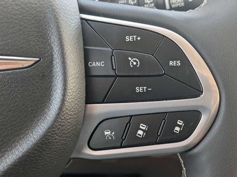 Used 2023 Chrysler Pacifica Limited FWD image 37