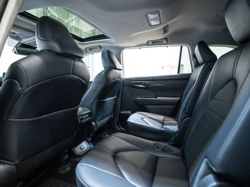 Used 2023 Toyota Highlander XLE AWD/4WD image 34