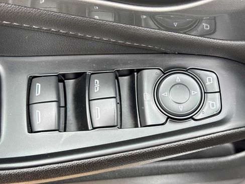 Used 2023 Chevrolet Traverse LT FWD image 16
