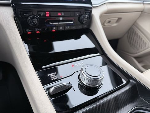 Used 2024 Jeep Grand Cherokee Limited image 20