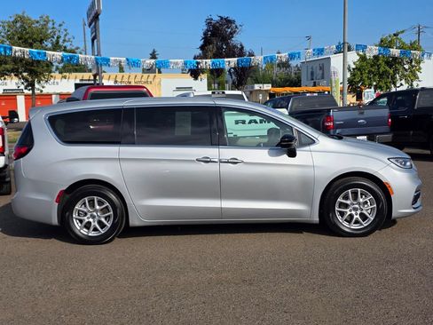 Used 2024 Chrysler Pacifica Touring-L FWD image 29