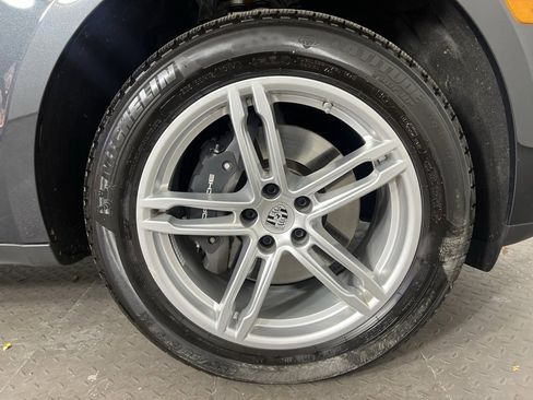 Certified 2025 Porsche Macan image 13