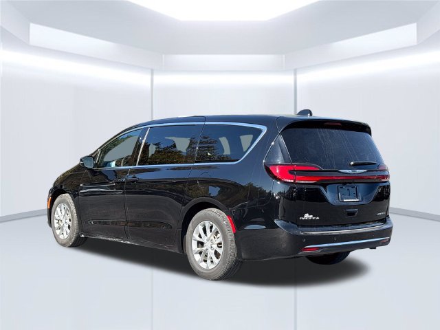 Used 2026 Chrysler Pacifica Limited FWD image 7