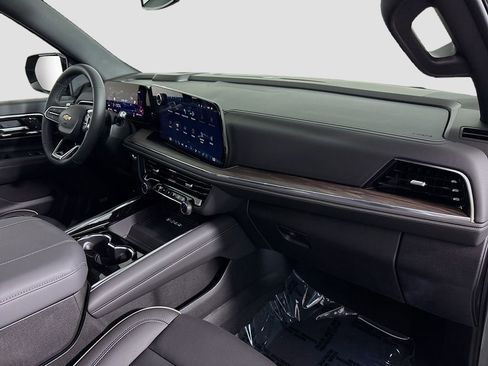 New 2025 Chevrolet Suburban Premier image 31
