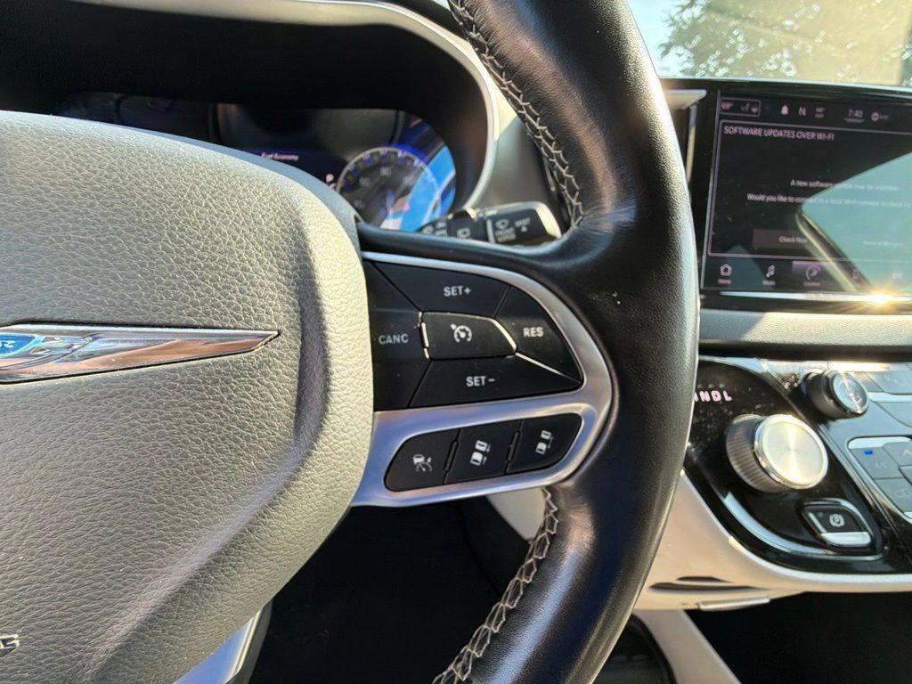 Used 2021 Chrysler Pacifica Touring-L FWD image 24