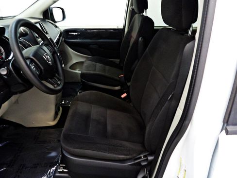 Used 2018 Dodge Grand Caravan SE w/ UConnect Hands-Free Group FWD image 8