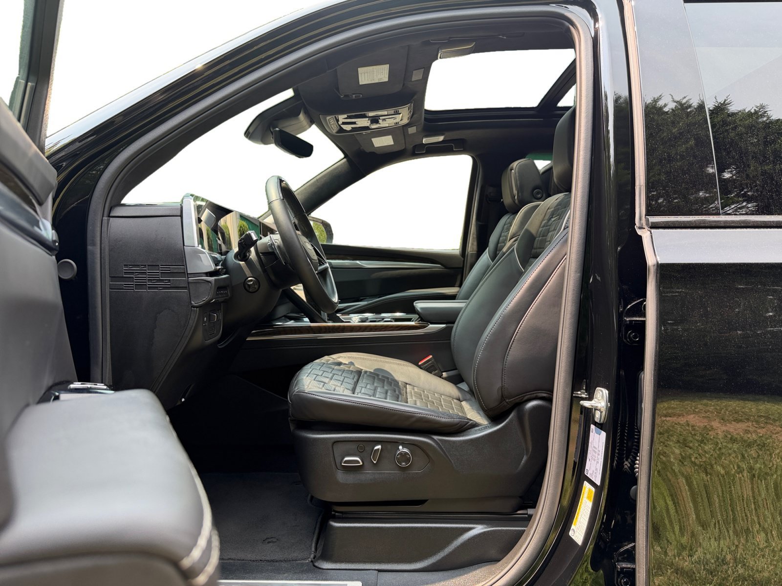 Used 2025 Cadillac Escalade Sport Platinum AWD/4WD image 10
