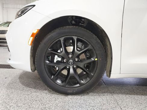 New 2026 Chrysler Pacifica Limited w/ S Appearance Package image 16