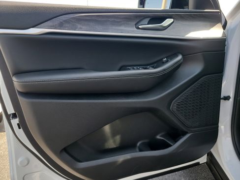 New 2026 Jeep Grand Cherokee Altitude image 12