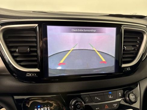 Used 2025 Chrysler Pacifica Select image 7