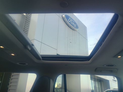 Used 2023 GMC Acadia SLT w/ Elevation Edition image 18