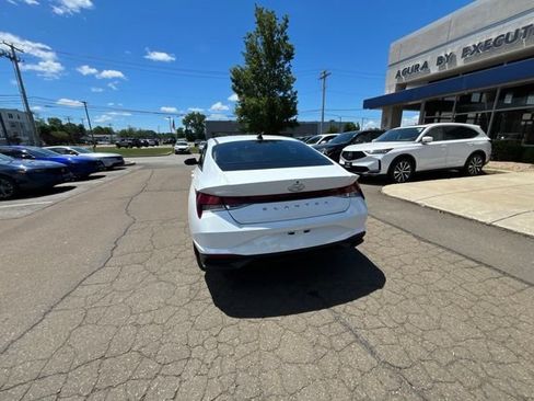 Used 2021 Hyundai Elantra SE FWD image 11