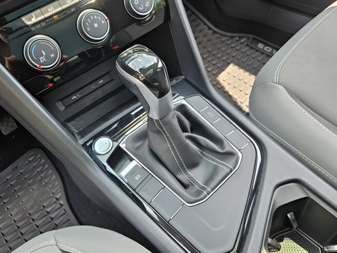 Certified 2023 Volkswagen Taos SE FWD image 17