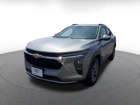 Used 2025 Chevrolet Trax LT FWD image 7
