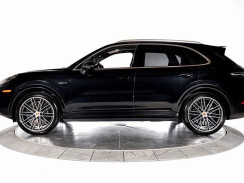 Used 2022 Porsche Cayenne Turbo S image 2