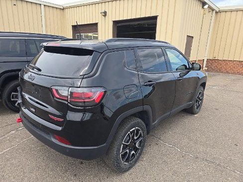 Used 2025 Jeep Compass Trailhawk w/ Trailhawk Elite Group AWD/4WD image 2