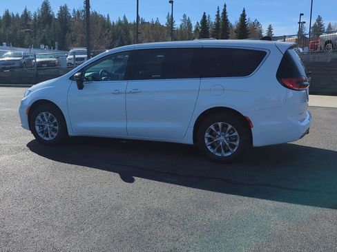 New 2026 Chrysler Pacifica Limited AWD/4WD image 4