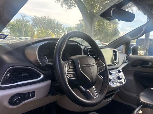 Used 2024 Chrysler Pacifica Touring-L FWD image 12
