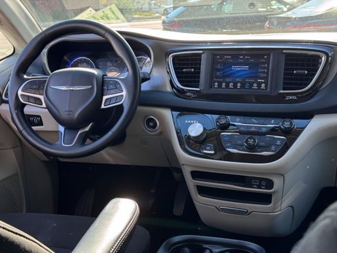 Used 2020 Chrysler Pacifica Touring image 26
