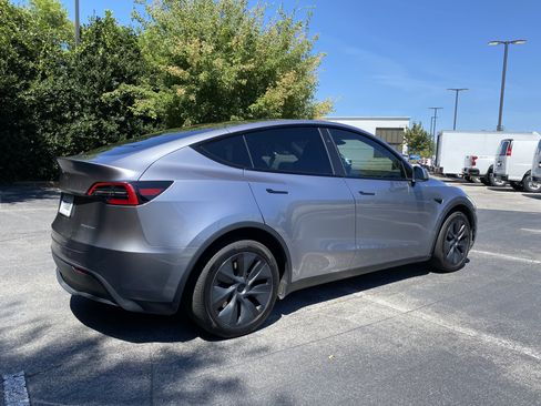 Used 2024 Tesla Model Y Long Range AWD/4WD image 9