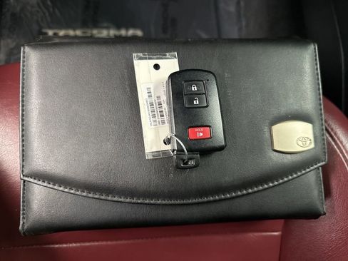 Used 2020 Toyota Tacoma TRD Off-Road w/ Technology Package AWD/4WD image 37