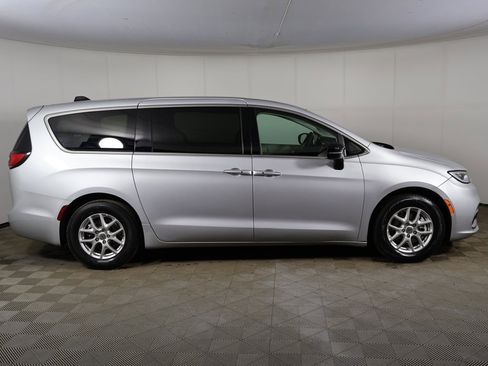 Used 2024 Chrysler Pacifica Touring-L image 15