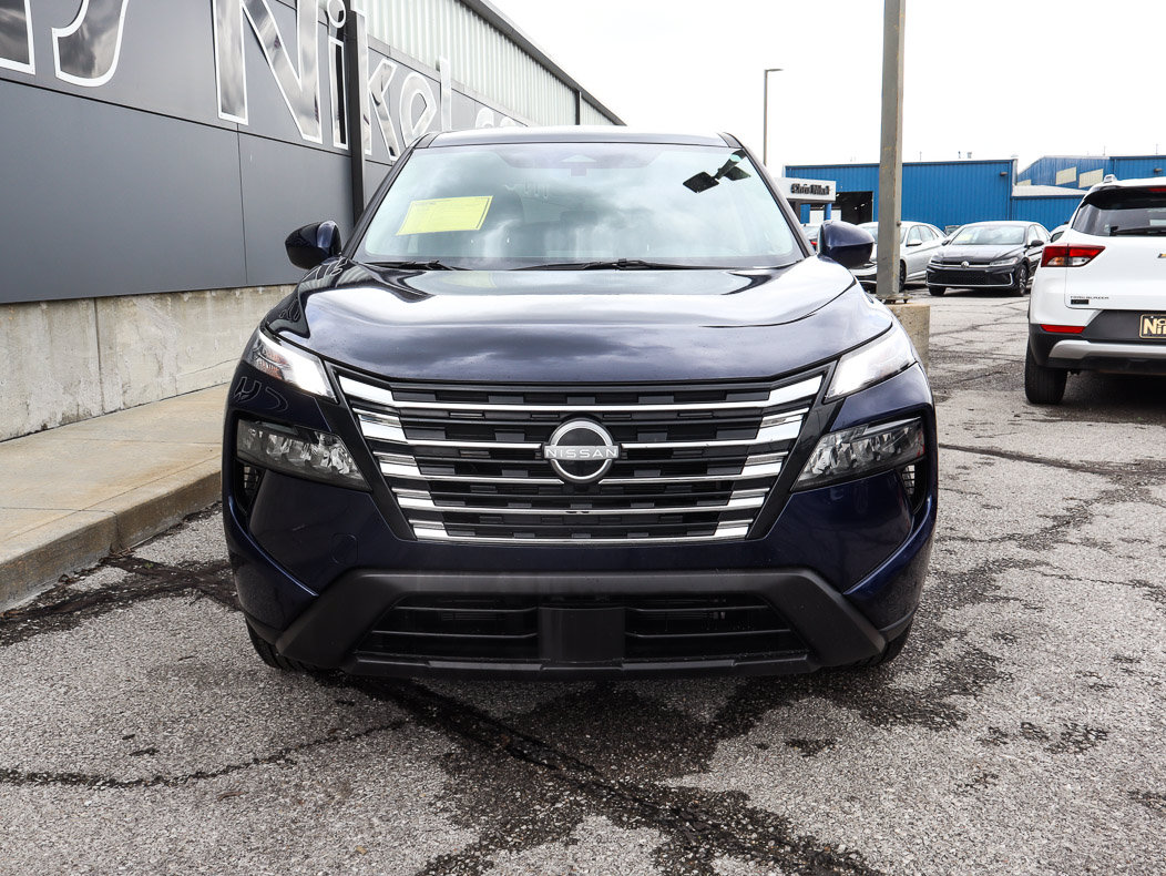 Used 2025 Nissan Rogue SV AWD/4WD image 2