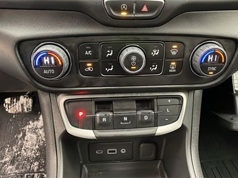 Used 2023 GMC Terrain SLE w/ Driver Convenience Package image 22