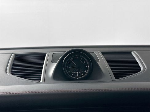 Certified 2025 Porsche Macan image 30