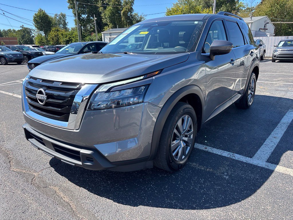 Used 2025 Nissan Pathfinder SV AWD/4WD image 3