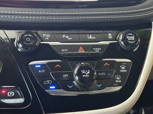 Used 2021 Chrysler Pacifica Touring-L FWD image 28