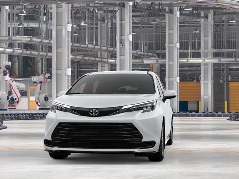 New 2026 Toyota Sienna LE FWD image 3