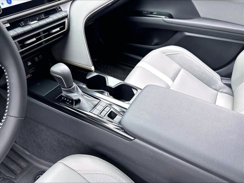 Used 2025 Toyota Camry SE w/ Convenience Package FWD image 20
