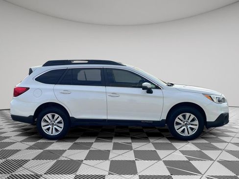 Used 2017 Subaru Outback 2.5i Premium image 11